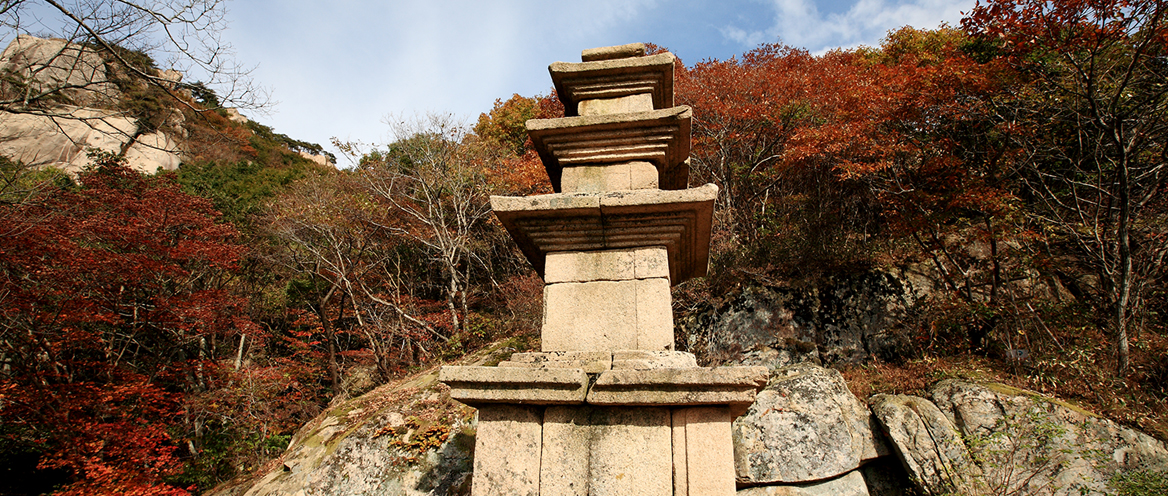 용암사지 3층석탑과 마애여래좌상의 모습