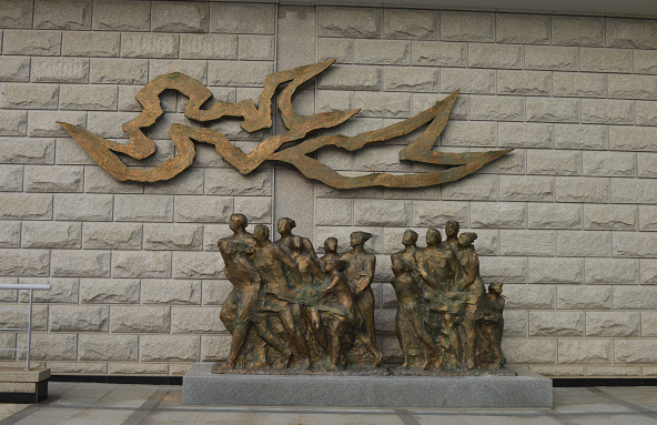 야외 조각품 설치 이미지 1