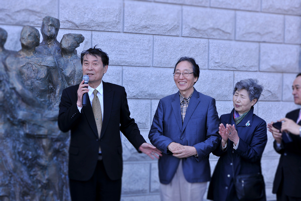 심미일로_영암군민의 상 제막과 전시설명 모습 이미지 2