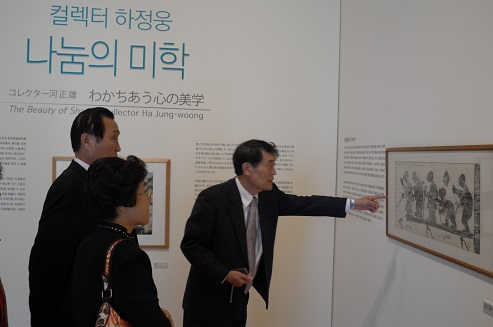 유인학 전 국회의원 전시관람 모습 이미지 1