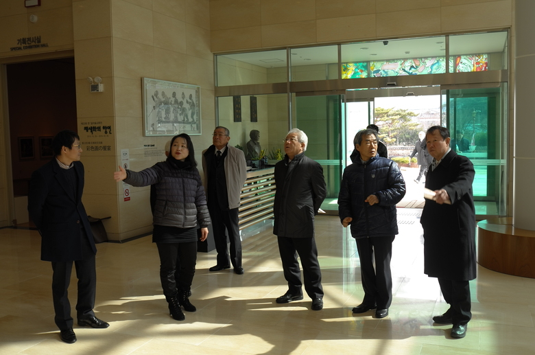 일본 간자키시(神埼市) 방문단 일행 미술관 관람 이미지 3