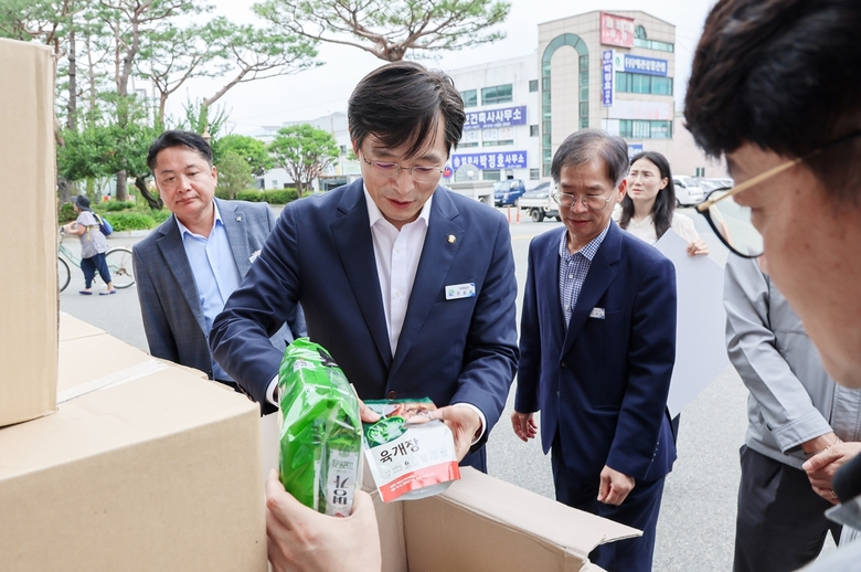 공동모금회 불우이웃돕기 물품 기탁 이미지 2