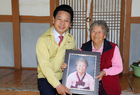 영암군, 건강모습 효도사진 증정으로 경로효친 정신 되살려.