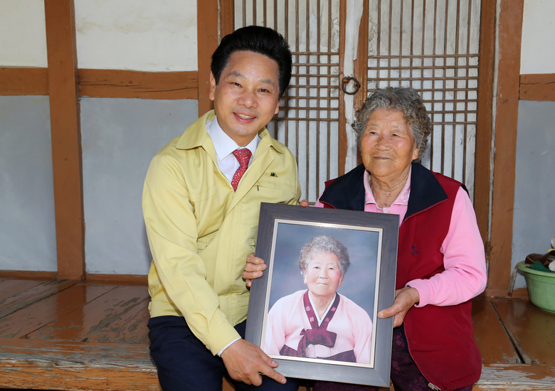 영암군, 건강모습 효도사진 증정으로 경로효친 정신 되살려. 이미지 1