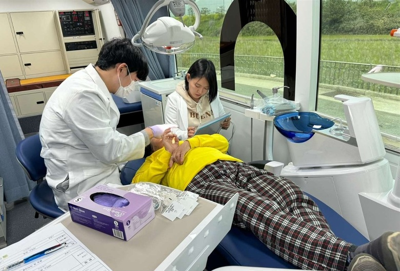 의료사각지대에 영암 농촌왕진버스 달린다 이미지 1