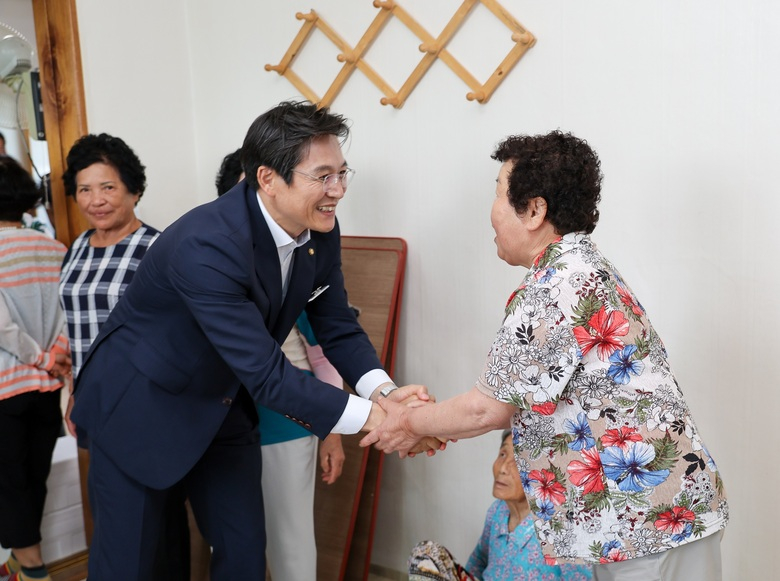 우승희 영암군수, 함반동경로당서 마을 어르신과 대화 이미지 2