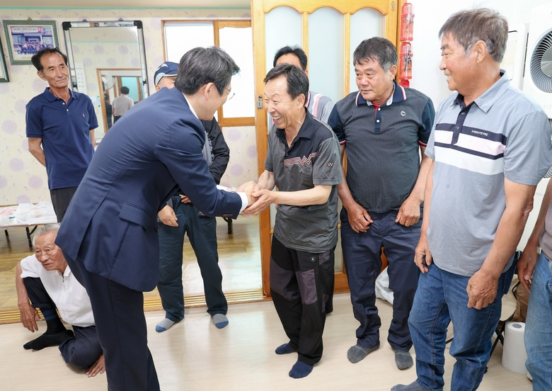 우승희 영암군수, 함반동경로당서 마을 어르신과 대화 이미지 1