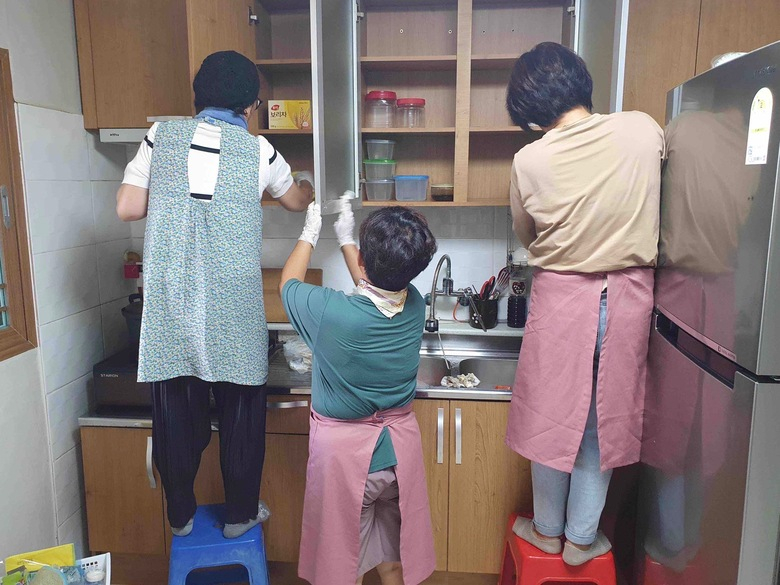 영암 도포면 평생학습센터 수강생들, 정리수납 봉사 이미지 1