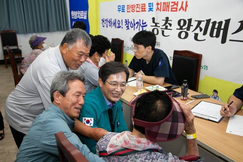 영암형 농촌 의료 케어‘농촌 왕진버스’운영 이미지 2