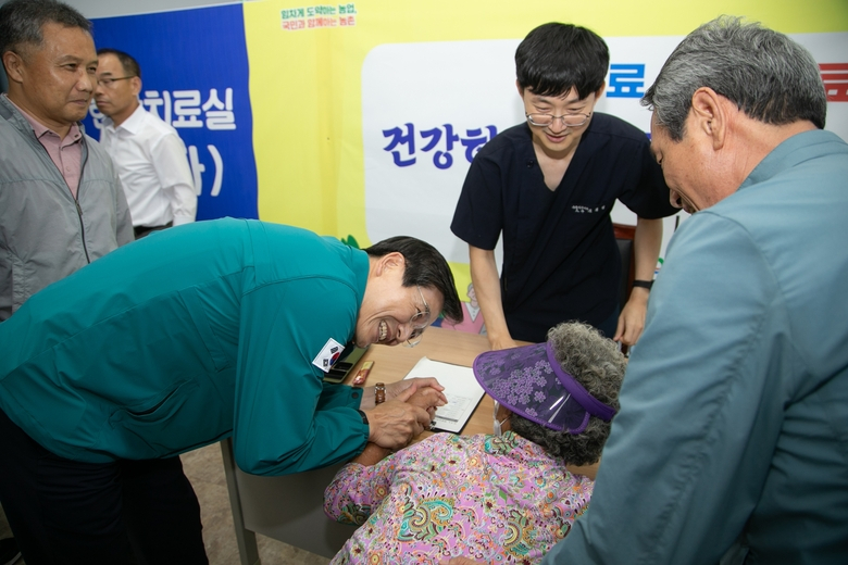 영암형 농촌 의료 케어‘농촌 왕진버스’운영 이미지 1