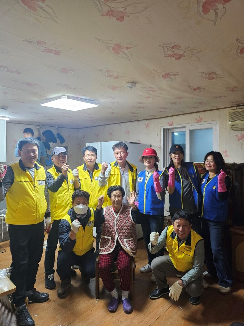 영암아리랑로타리클럽, 강진탐진로타리클럽과 삼호읍 주거취약가구에 집수리 봉사 이미지 2