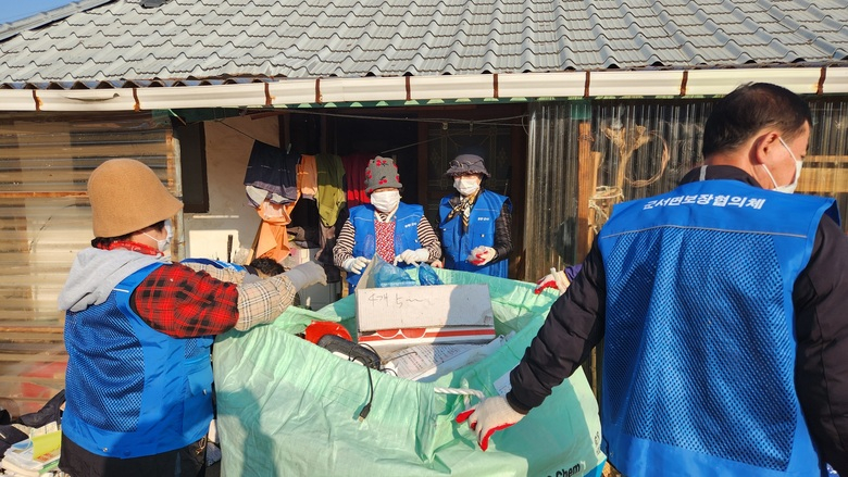 영암 군서면지사협,  홀몸 어르신 가정 대청소 봉사활동 이미지 2