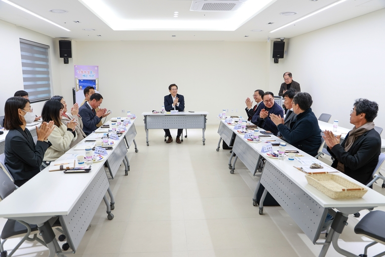우승희 영암군수, 중간지원조직 활동가와 목요대화 이미지 2
