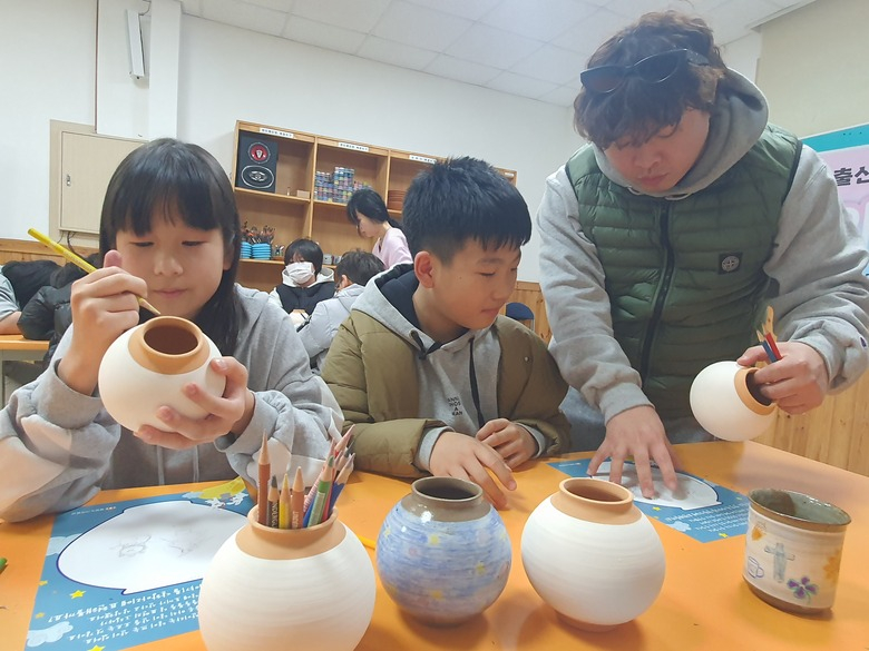월출산 달항아리에 그림 그린 아이들 이미지 2