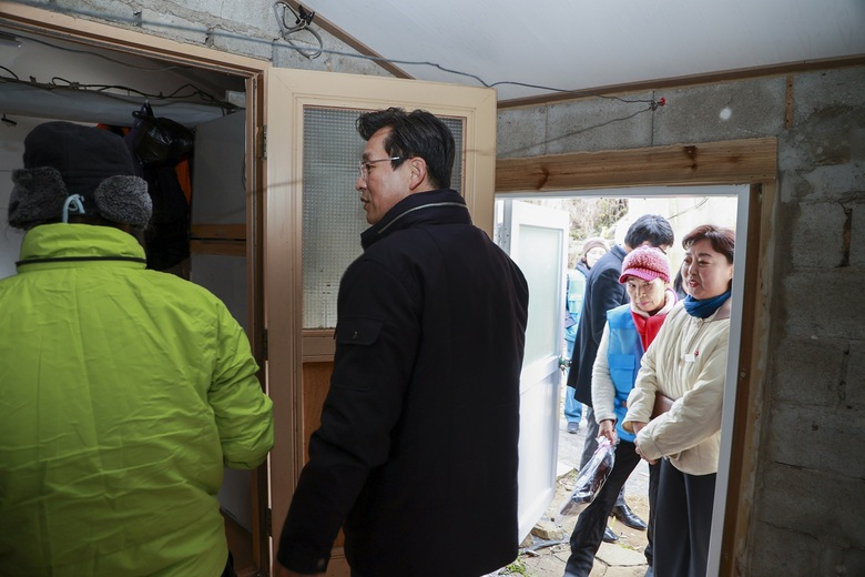 영암군 겨울철 복지위기가구 발굴사업, 덕진면 어르신 가구 새 단장 이미지 2