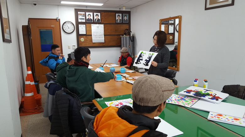 영암군 종합사회복지관 장애인 미술치료 마음 읽기 운영 이미지 1